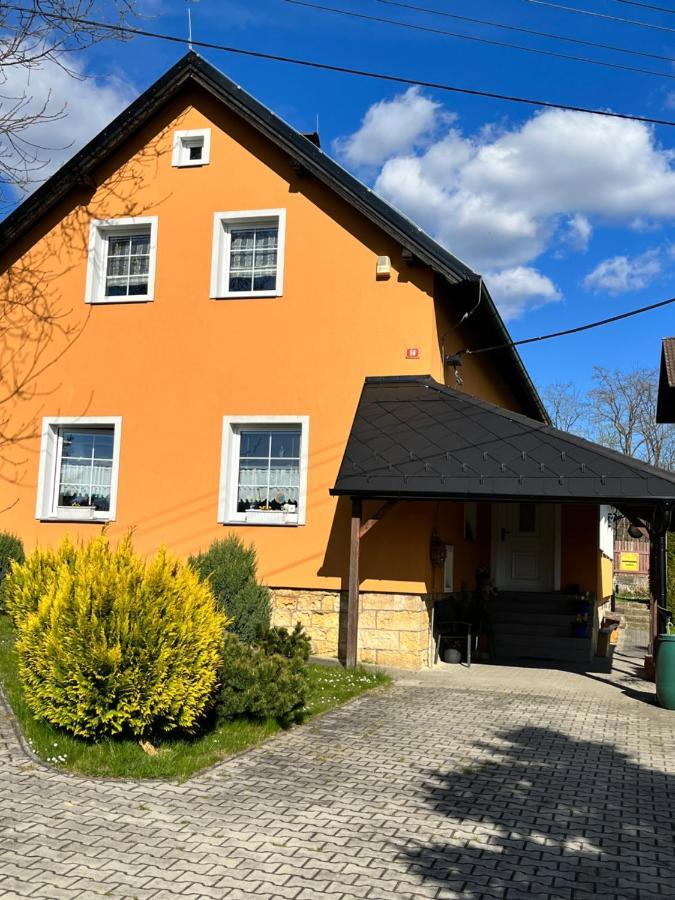 Cely Dum Flora V Ceskosaskem Svycarsku Daire Janov Dış mekan fotoğraf